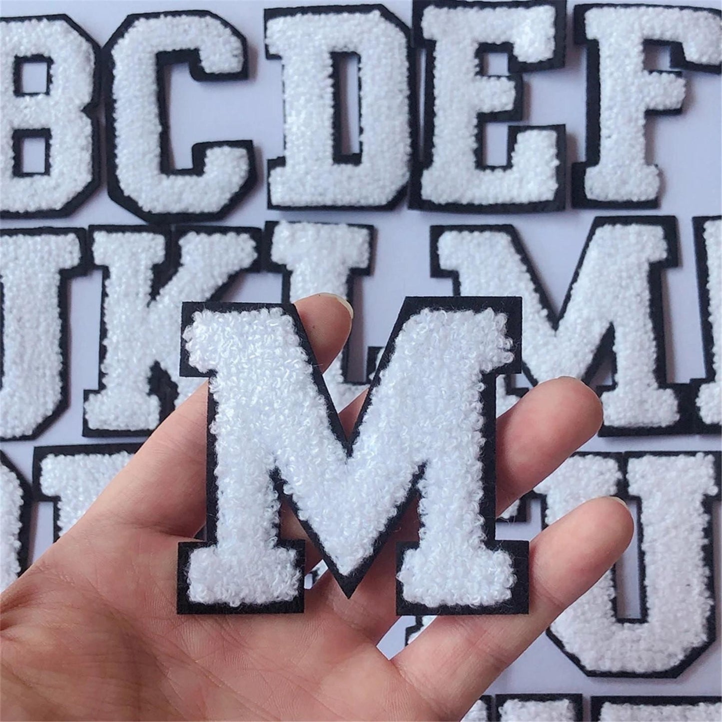 Инглиз ҳарфлари туширилган нашивка — болалар кийими, сумка ва жинсларга тикиладиган исмли аппликация