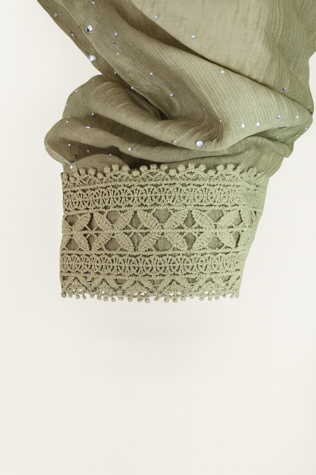 Аёллар кўйлаги кружеваси