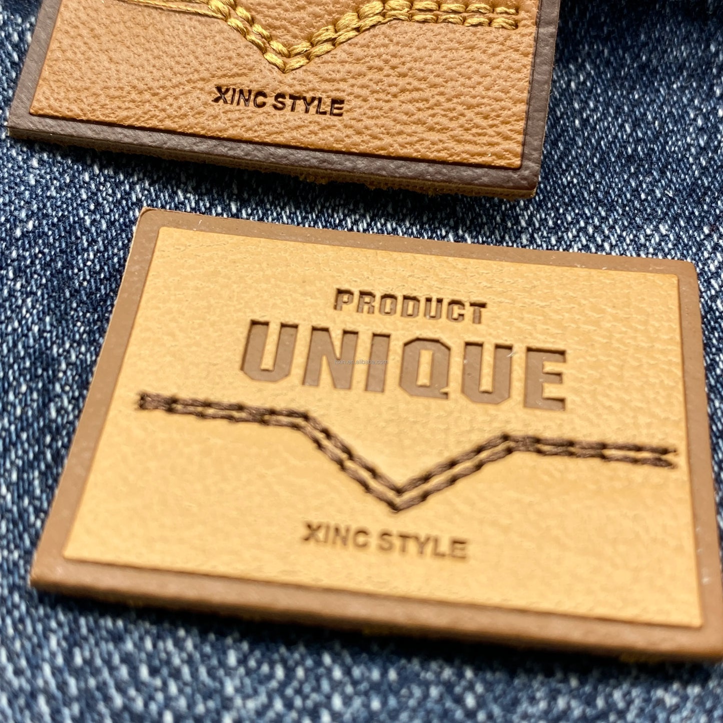 Юқори сифатли махсус ювилиши мумкин бўлган нақшинкор логотип жинси кўйлаги учун ПУ тери ёрлиғи ёрлиғига тикилган