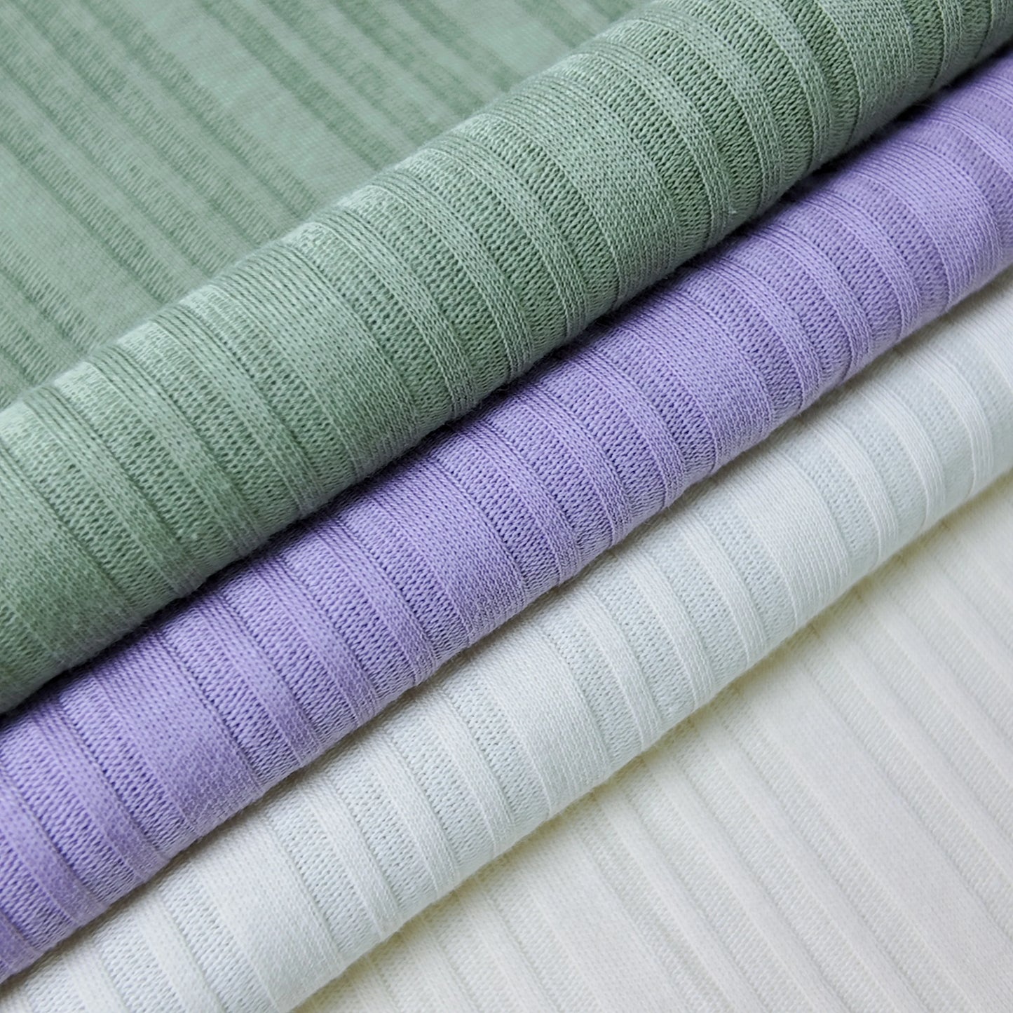 210 г/м² зичликдаги органик 40s рибана жерси мата — 97% пахта ва 3% спандексдан ишланган, юмшоқ, нафас оладиган ва чўзиладиган материал. Футболка ва пижама каби енгил кийимлар учун идеал танлов