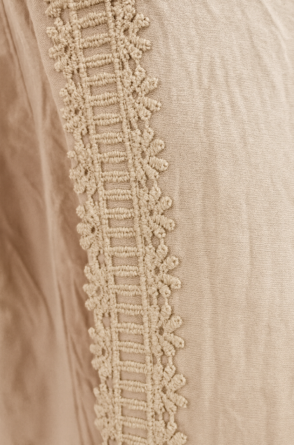 Аёллар учун тайёр кўйлак модели олд елка қисми кружеваси