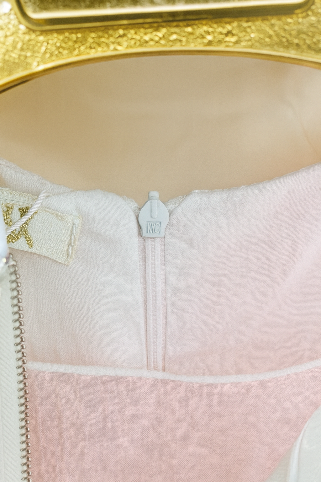 Кўйлакни орқасидаги замок