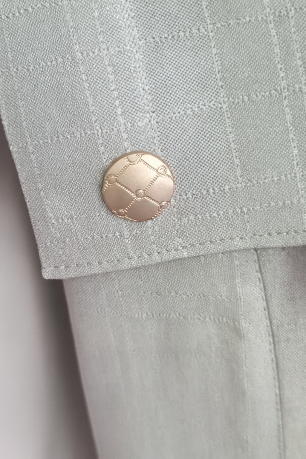 Аёллар учун плаш тугмаси