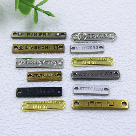 Кийим ва сумкалар учун тўртбурчак шаклдаги махсус цинк қотишмали металл логотип ёрлиғи