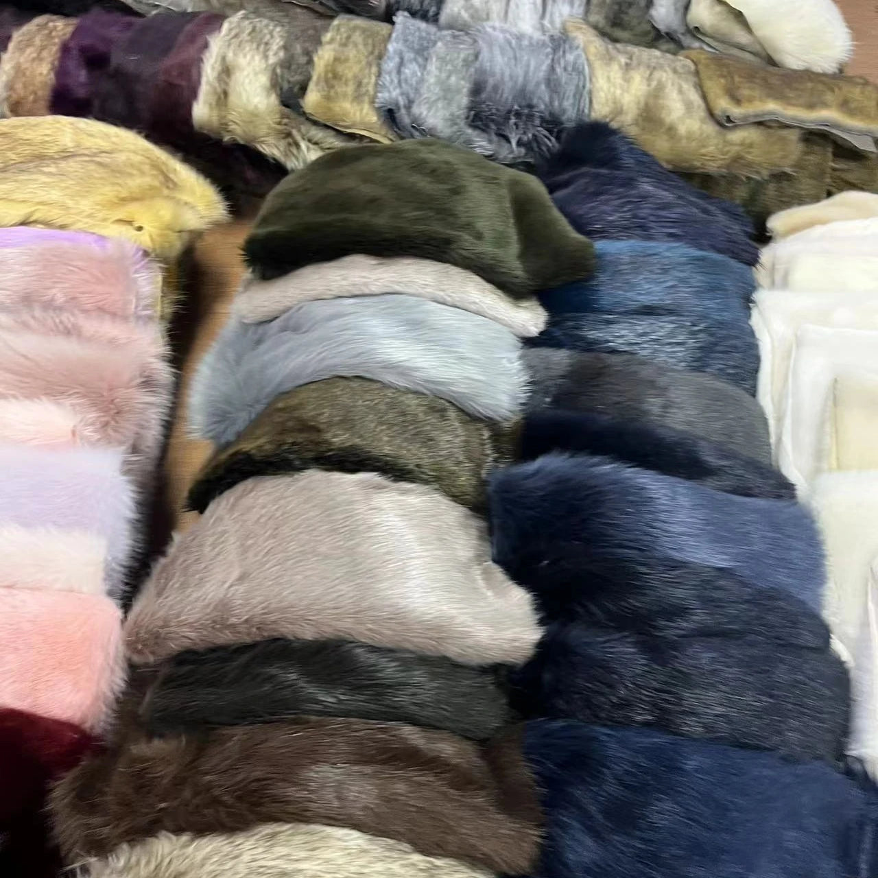 Турли услубдаги, юқори сифатли, баланд юнли аралаш вазнли жасси (sun’iy) мех мати — мода кийимлари ва пальтолар учун