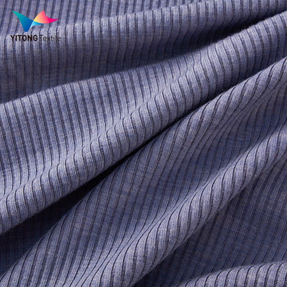 2025 йилги янги трикотаж мода матаси — 35% акрил, 24% вискоза, 34% полиэстер ва 7% спандекс аралашмасидан тўқилган. Юмшоқ, нафас оладиган ва чўзиладиган материал бўлиб, аёллар учун баланд ёқали базавий кийимларда ишлатиш учун идеал танлов