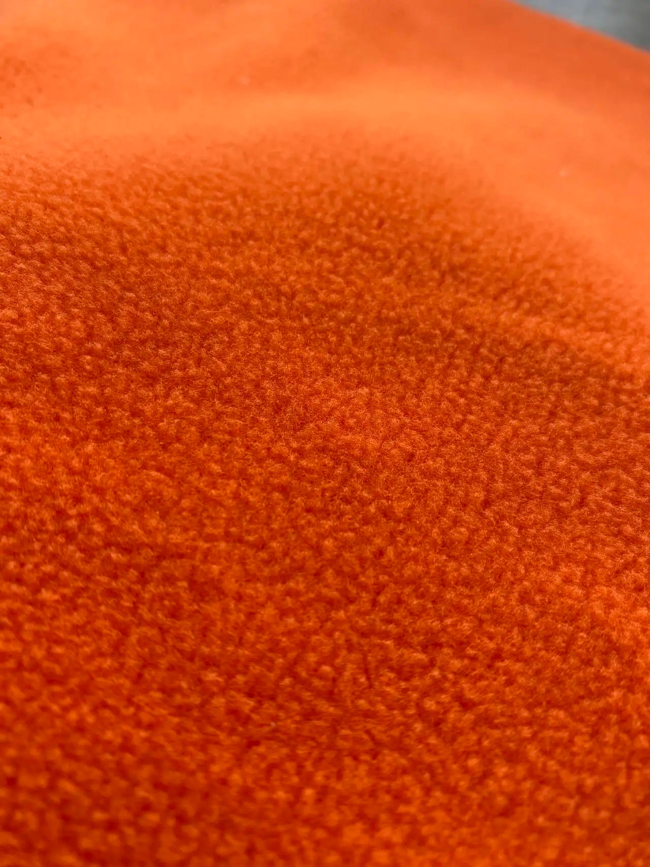 00% полиэстер флис мата — кийим, куртка, ўйинчоқ, уй тўқималари ва қўлда тикиладиган буюмлар учун мос. Юмшоқ, иссиқ сақлайдиган, юқори сифатли материал