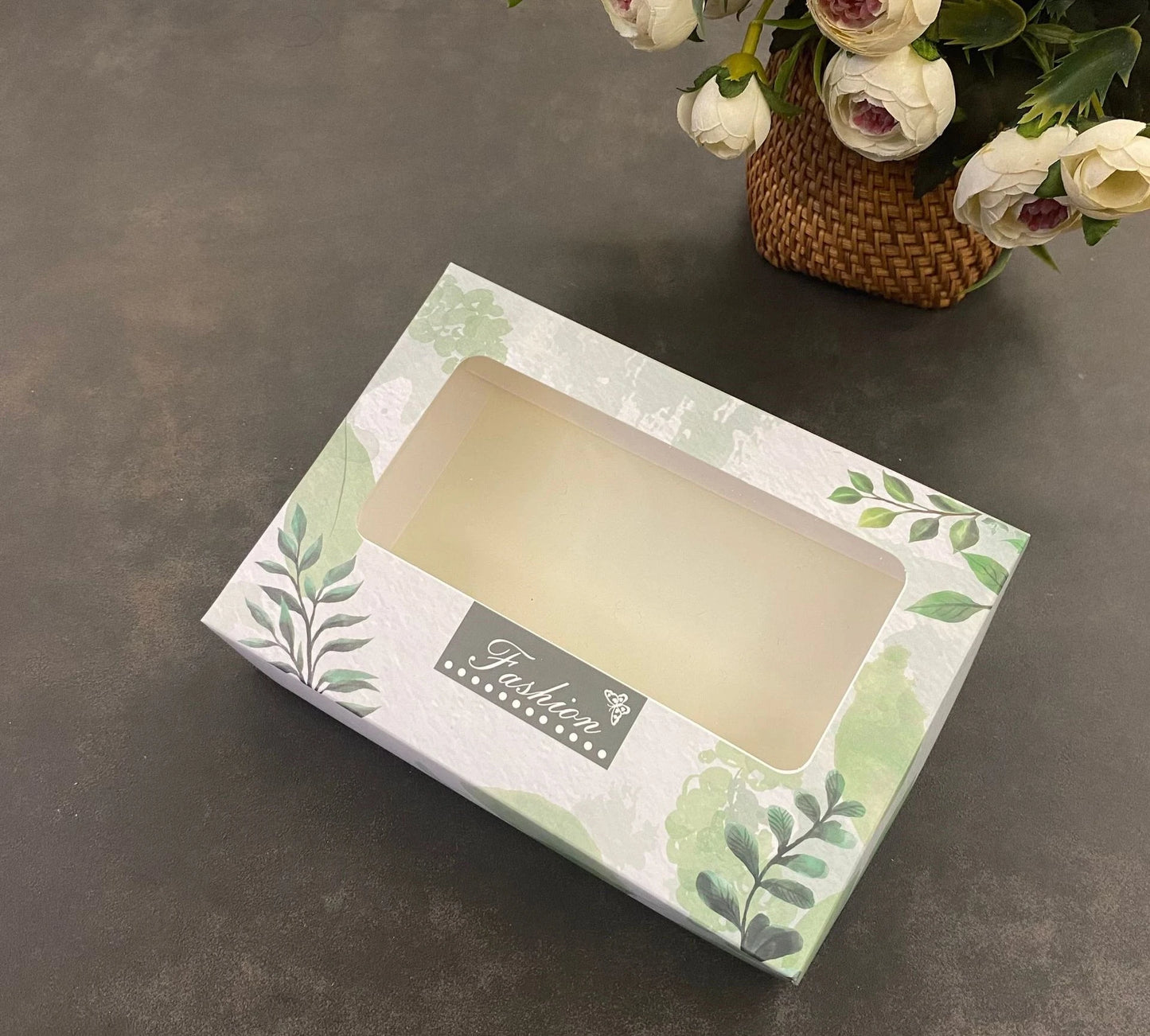 Кастом тайёрланган, нафис, қайта ишланган материалдан ясалган 4–5 дона ич кийим  жойлашадиган қадоқ қути.