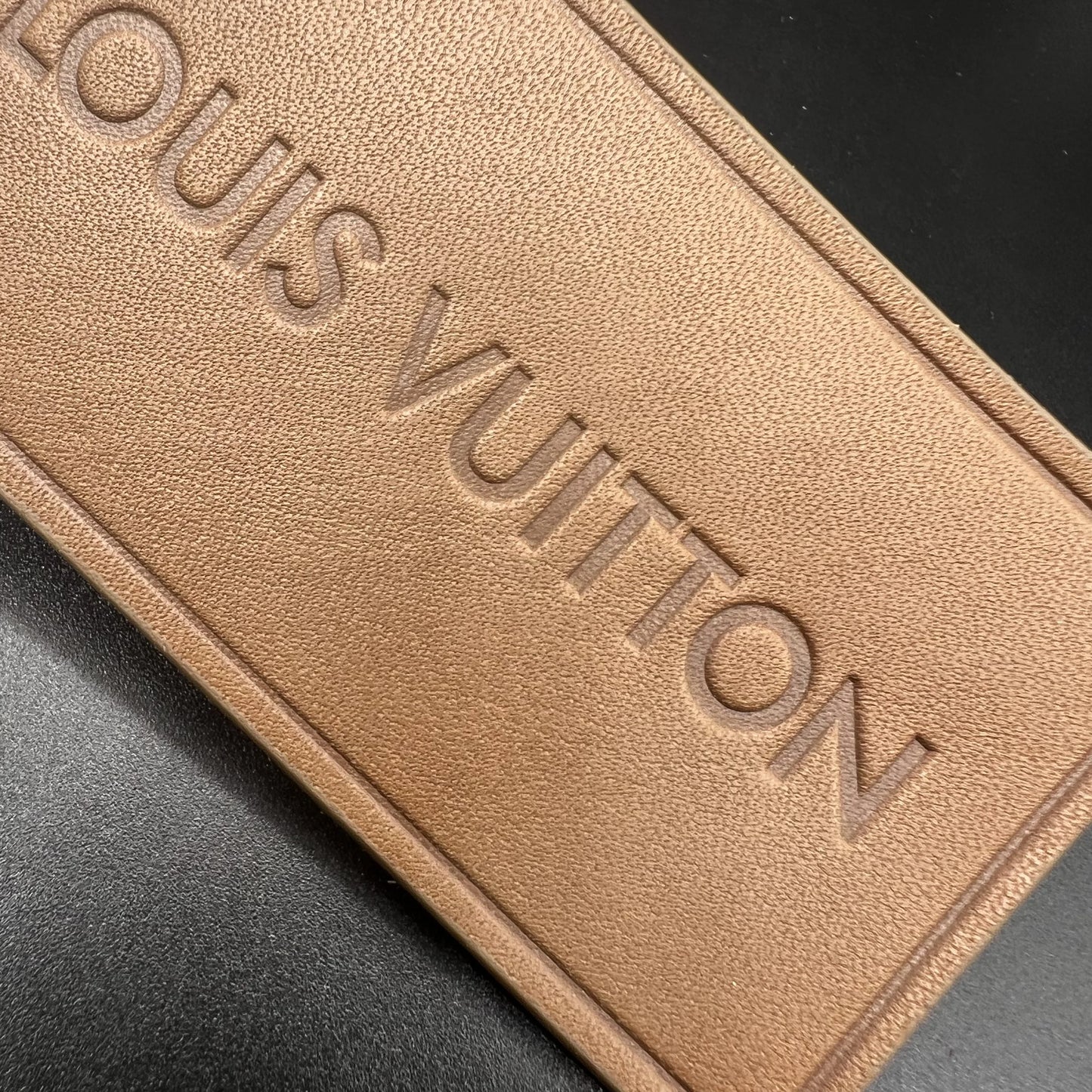 Махсус юқори сифатли пу тери патч бўрттирма чарм кийим ёрлиғи Кийим жинси шляпа учун тери босилган ямоқ