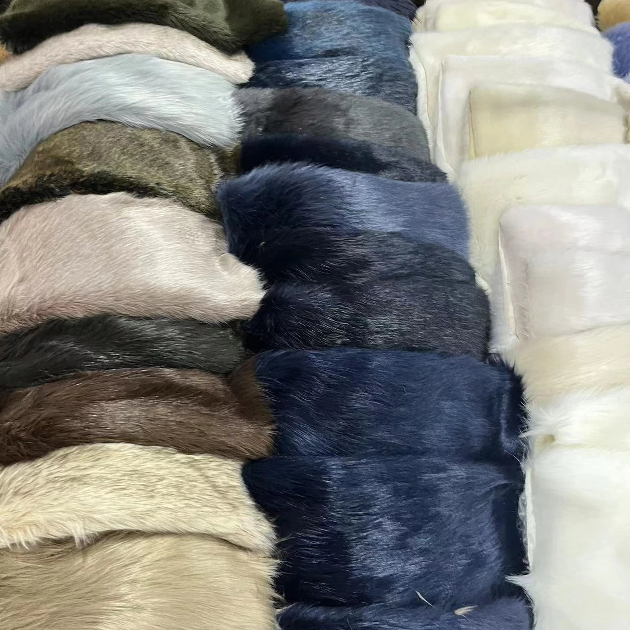 Турли услубдаги, юқори сифатли, баланд юнли аралаш вазнли жасси (sun’iy) мех мати — мода кийимлари ва пальтолар учун