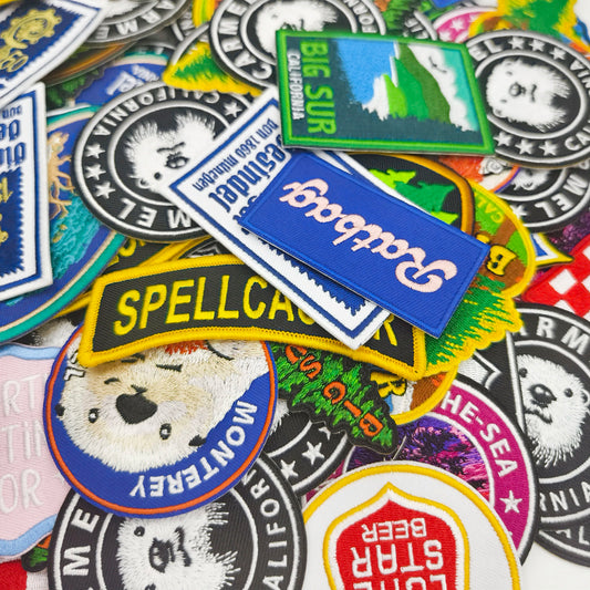 Логотип дизайни билан шахсийлаштирилган каштадўзлик ямоқлари Кийим шляпалари учун дазмолланган. Графикадан эсдалик совғасидан фойдаланиш учун босма техникалар