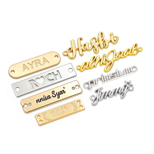 Олтин рангли ўйма логотипли металл ёрлиқ – кийим, сумка, ҳижоб, абая, шарф ва пойабзал учун мослаштириб тайёрланадиган аксессуар