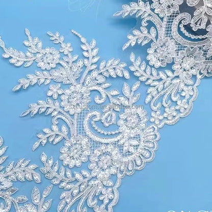 Юмшоқ гипур папатя гулли паетли либослар учун оқ рангдаги дантелли безак