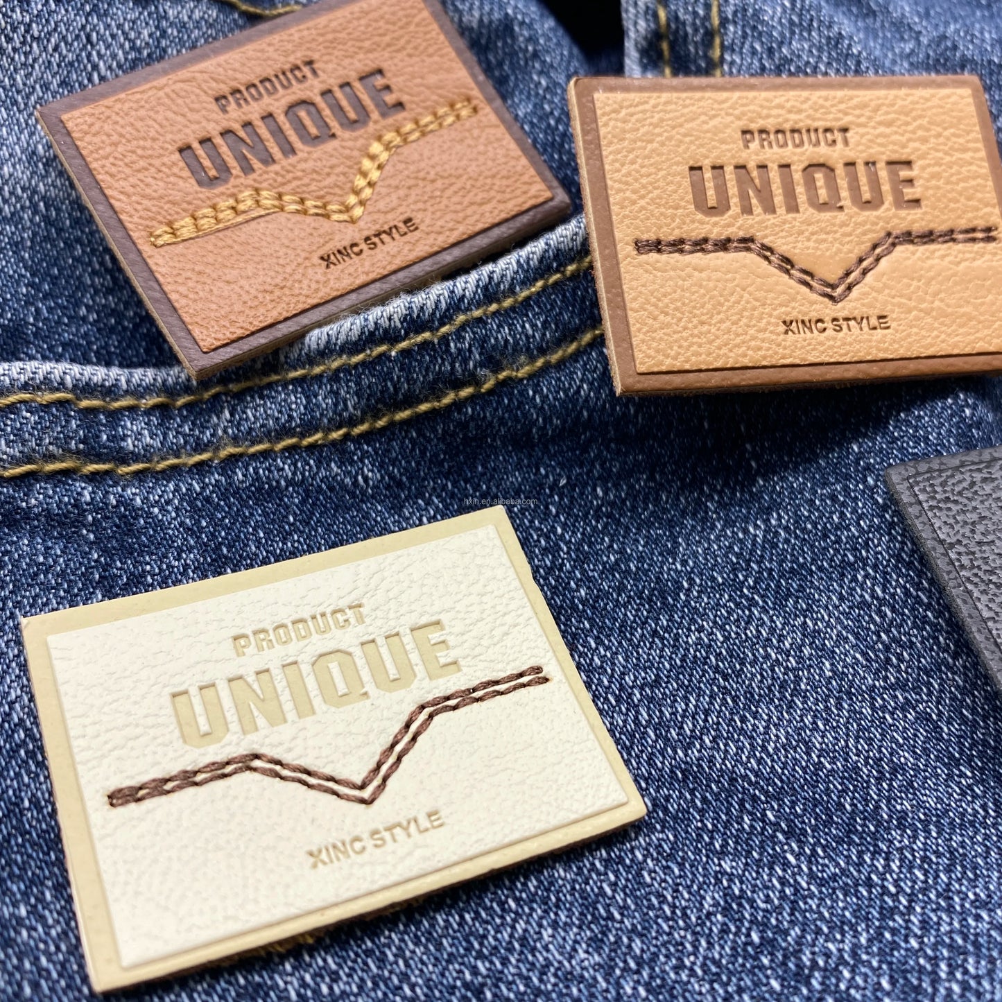 Юқори сифатли махсус ювилиши мумкин бўлган нақшинкор логотип жинси кўйлаги учун ПУ тери ёрлиғи ёрлиғига тикилган