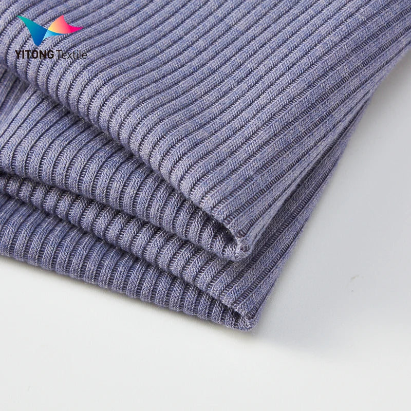 2025 йилги янги трикотаж мода матаси — 35% акрил, 24% вискоза, 34% полиэстер ва 7% спандекс аралашмасидан тўқилган. Юмшоқ, нафас оладиган ва чўзиладиган материал бўлиб, аёллар учун баланд ёқали базавий кийимларда ишлатиш учун идеал танлов