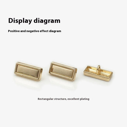 Оддий костюм ва пальто тугмаси — экологик тоза, металл тусли олтин рангдаги тўртбурчак шаклли декоратив тугма. Кийим учун аксессуар сифатида ишлатилади. Платировка (юза қопламаси) билан ясалган