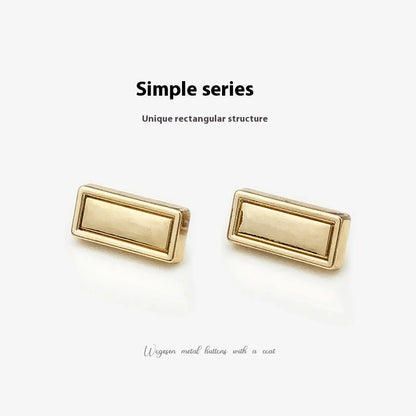 Оддий костюм ва пальто тугмаси — экологик тоза, металл тусли олтин рангдаги тўртбурчак шаклли декоратив тугма. Кийим учун аксессуар сифатида ишлатилади. Платировка (юза қопламаси) билан ясалган