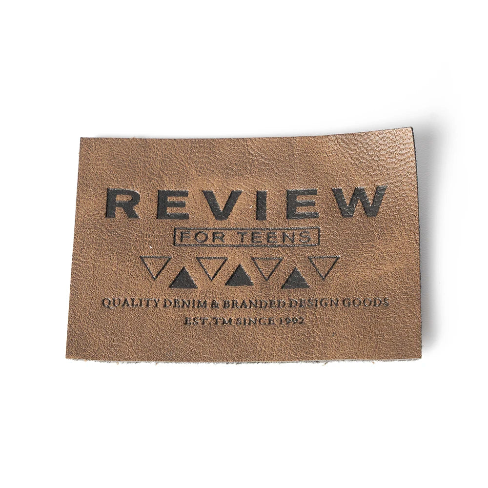 Жинслар учун шахсийлаштирилган бўрттирма тери патч улгуржи махсус чарм патч