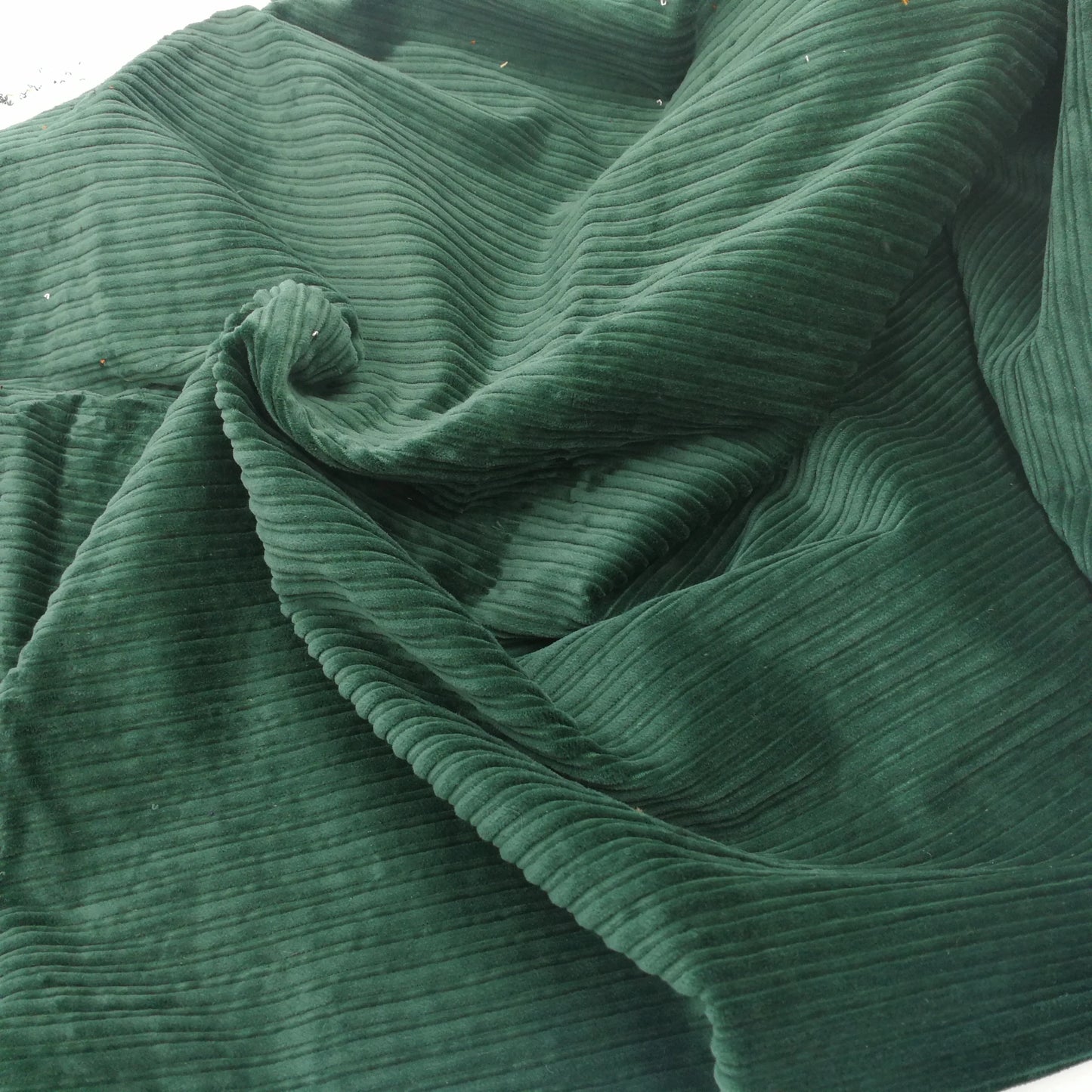 4.5 велс кенг йўлли кордурой мата — 97% пахта ва 3% спандексдан ишланган, Girmes brush технологияси билан юмшоқ қилинган. Эластик, нафас оладиган ва юқори сифатли материал бўлиб, шим ва пиджаклар учун идеал танлов