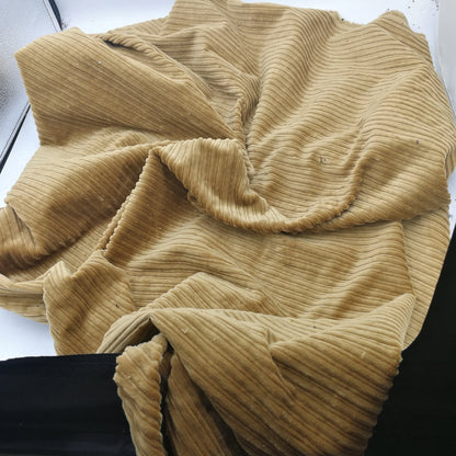 4.5 велс кенг йўлли кордурой мата — 97% пахта ва 3% спандексдан ишланган, Girmes brush технологияси билан юмшоқ қилинган. Эластик, нафас оладиган ва юқори сифатли материал бўлиб, шим ва пиджаклар учун идеал танлов