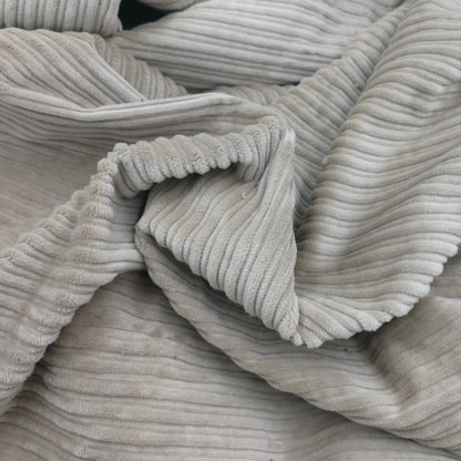 4.5 велс кенг йўлли кордурой мата — 97% пахта ва 3% спандексдан ишланган, Girmes brush технологияси билан юмшоқ қилинган. Эластик, нафас оладиган ва юқори сифатли материал бўлиб, шим ва пиджаклар учун идеал танлов