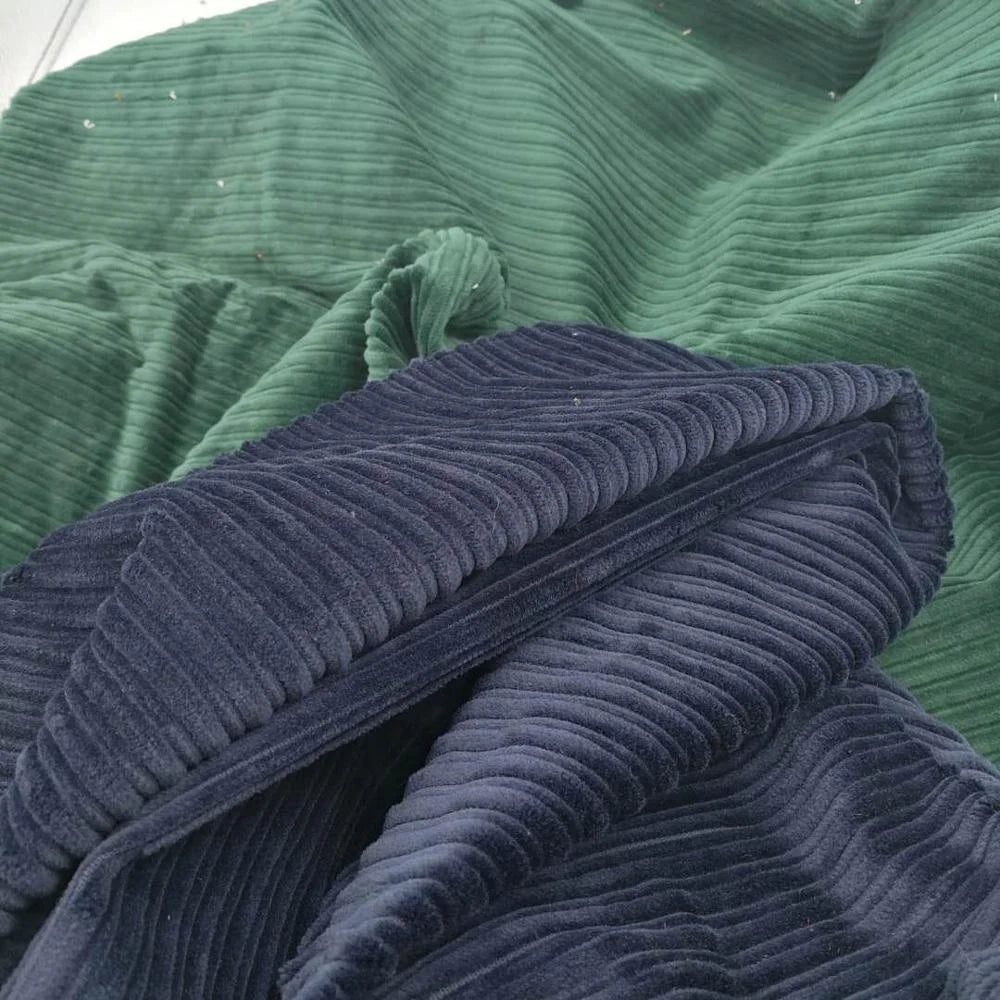 4.5 велс кенг йўлли кордурой мата — 97% пахта ва 3% спандексдан ишланган, Girmes brush технологияси билан юмшоқ қилинган. Эластик, нафас оладиган ва юқори сифатли материал бўлиб, шим ва пиджаклар учун идеал танлов