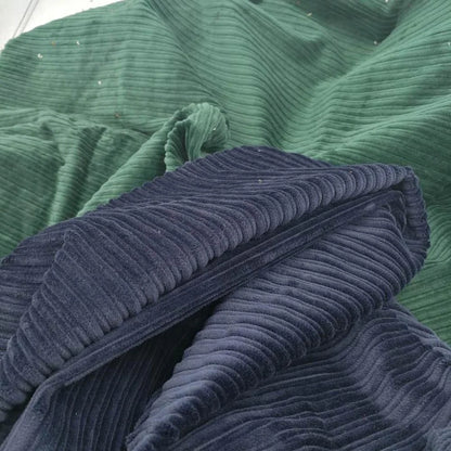 4.5 велс кенг йўлли кордурой мата — 97% пахта ва 3% спандексдан ишланган, Girmes brush технологияси билан юмшоқ қилинган. Эластик, нафас оладиган ва юқори сифатли материал бўлиб, шим ва пиджаклар учун идеал танлов