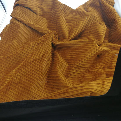 4.5 велс кенг йўлли кордурой мата — 97% пахта ва 3% спандексдан ишланган, Girmes brush технологияси билан юмшоқ қилинган. Эластик, нафас оладиган ва юқори сифатли материал бўлиб, шим ва пиджаклар учун идеал танлов