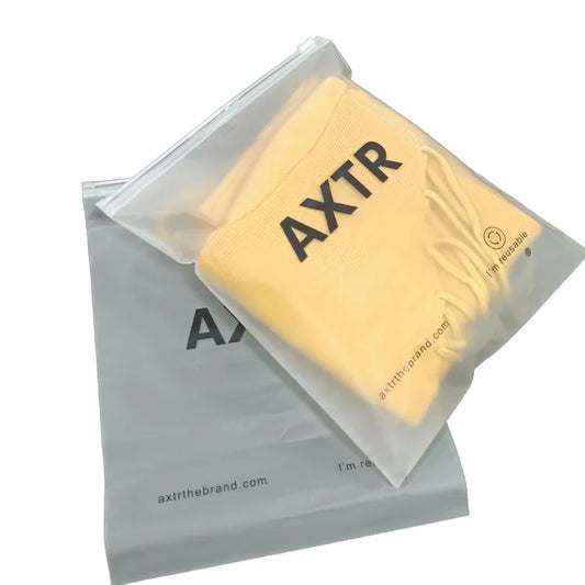 Бренд логоси қўйилган, қайта ишлатиладиган зиплок пакет — кийим-бошни қадоқлаш учун мўлжалланган мат сиртли пластик пакет