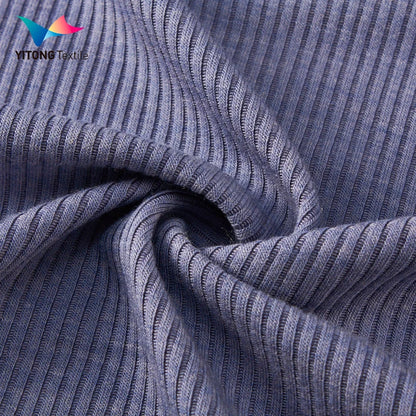 2025 йилги янги трикотаж мода матаси — 35% акрил, 24% вискоза, 34% полиэстер ва 7% спандекс аралашмасидан тўқилган. Юмшоқ, нафас оладиган ва чўзиладиган материал бўлиб, аёллар учун баланд ёқали базавий кийимларда ишлатиш учун идеал танлов