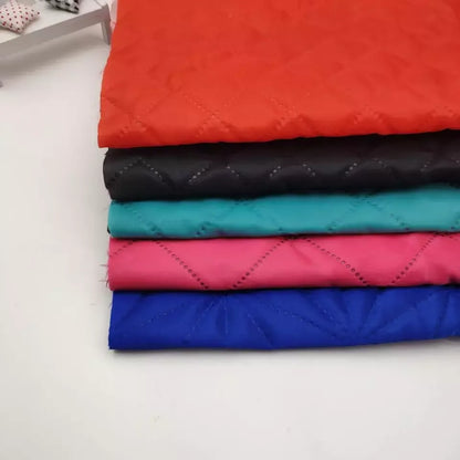 Чегирмада сотилаётган 100% полиэстердан тикилган геометрик дизайнли стеган курткалар