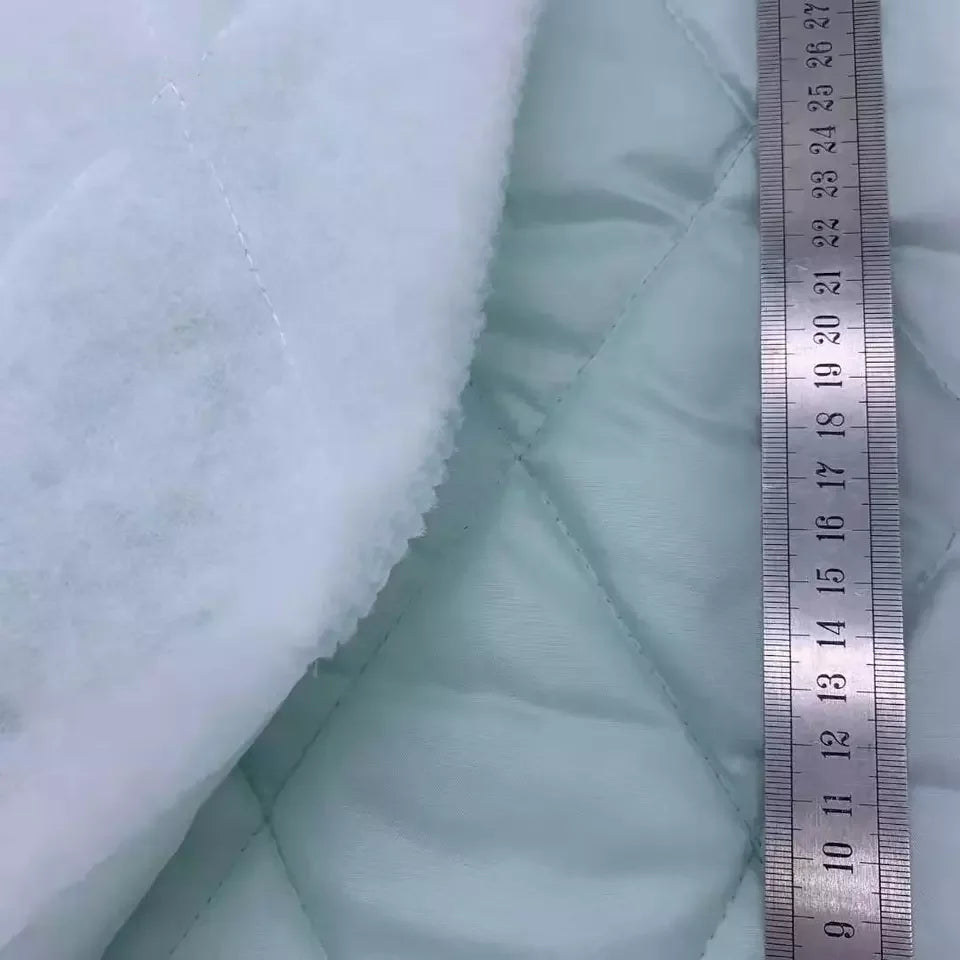 Чегирмада сотилаётган 100% полиэстердан тикилган геометрик дизайнли стеган курткалар