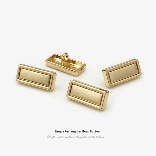 Оддий костюм ва пальто тугмаси — экологик тоза, металл тусли олтин рангдаги тўртбурчак шаклли декоратив тугма. Кийим учун аксессуар сифатида ишлатилади. Платировка (юза қопламаси) билан ясалган