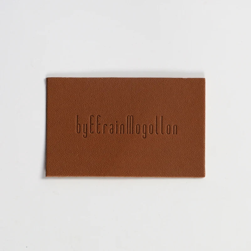 Шляпалар учун махсус жинси тери патч Блинд Эмбосс логотипи ПУ чарм патч