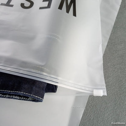 Юқори сифатли, мат сиртли, экологик тоза, сув ўтказмайдиган зипперли пакет — кийим-бошни қадоқлаш учун мўлжалланган. Лого қўйиш мумкин, қайта ишлатилади ва био-йўқолувчи материалдан тайёрланган.