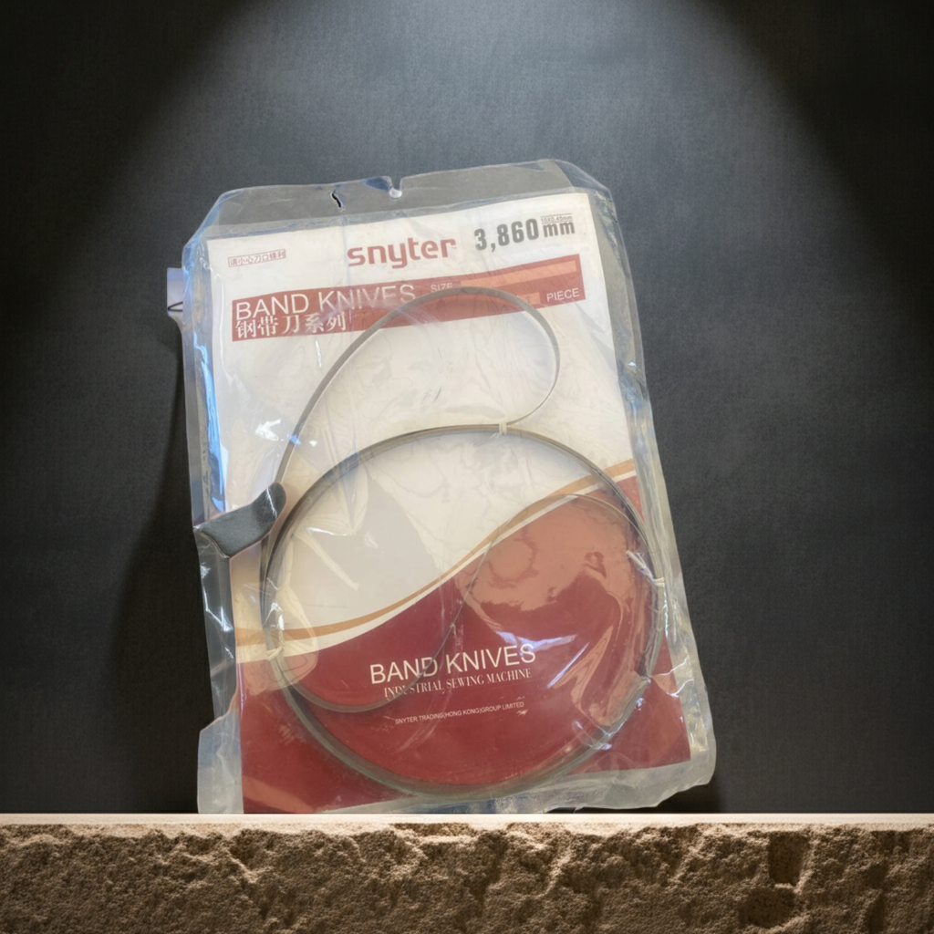 Саноат пичоқлари учун легирланган пўлатдан ясалган кесувчи тасма.