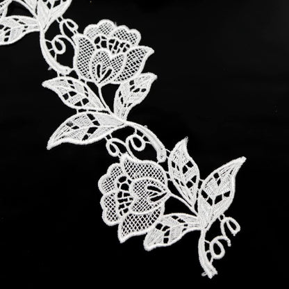 Оқ ва қора гулли гипюр тўр – каштали безак ва аппликация