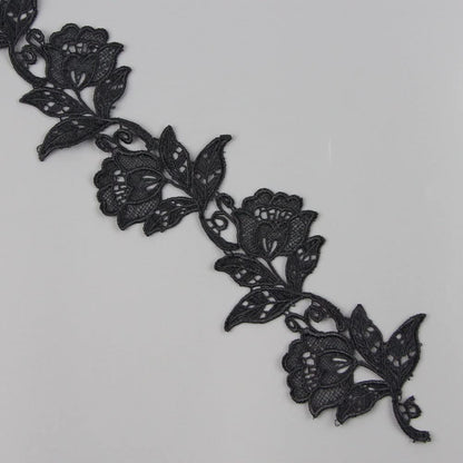 Оқ ва қора гулли гипюр тўр – каштали безак ва аппликация