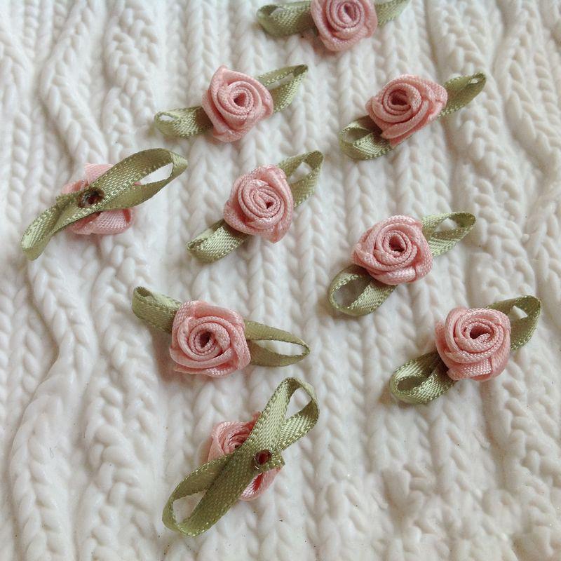 Мини нашивка гул бошлари билан, атласдан тайёрланган аппликациялар